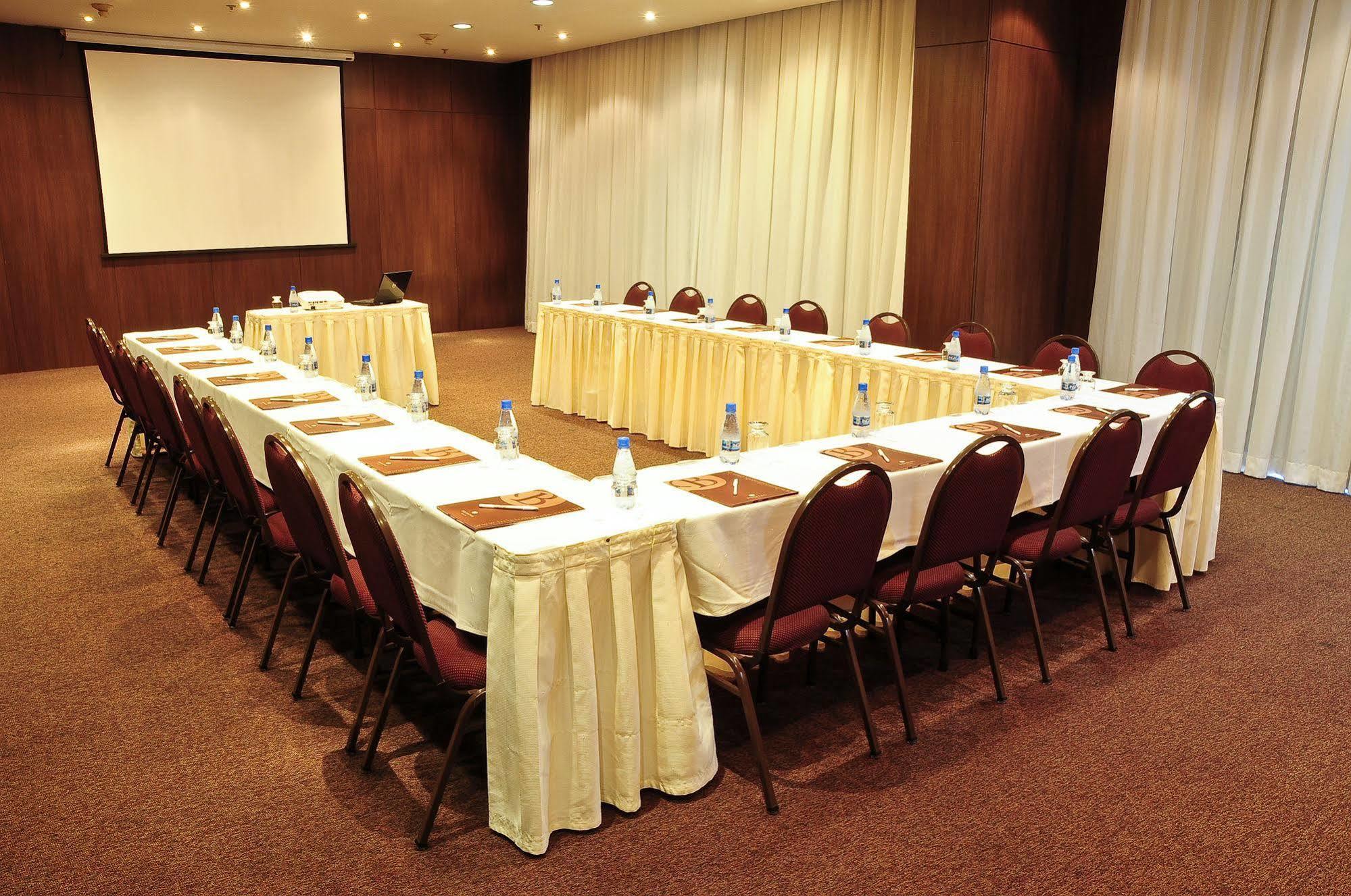 Bristol Merit Hotel 贝洛哈里桑塔 外观 照片