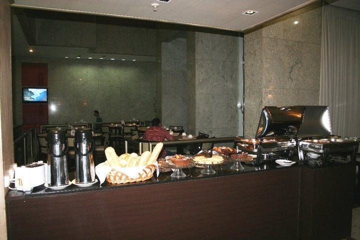 Bristol Merit Hotel 贝洛哈里桑塔 餐厅 照片